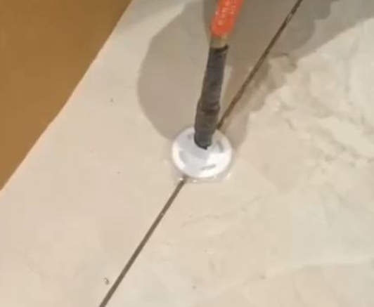 达孜瓷砖空鼓维修公司专业解答瓷砖在铺贴过程中，如果没有涂抹均匀到位的粘结材料（如水泥砂浆或瓷砖胶），可能会导致以下问题