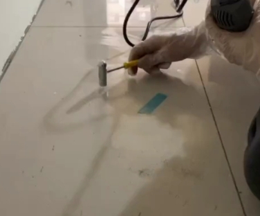 达孜瓷砖开裂维修公司专业分享瓷砖在铺贴前如果没有沥干水分，将会导致以下问题